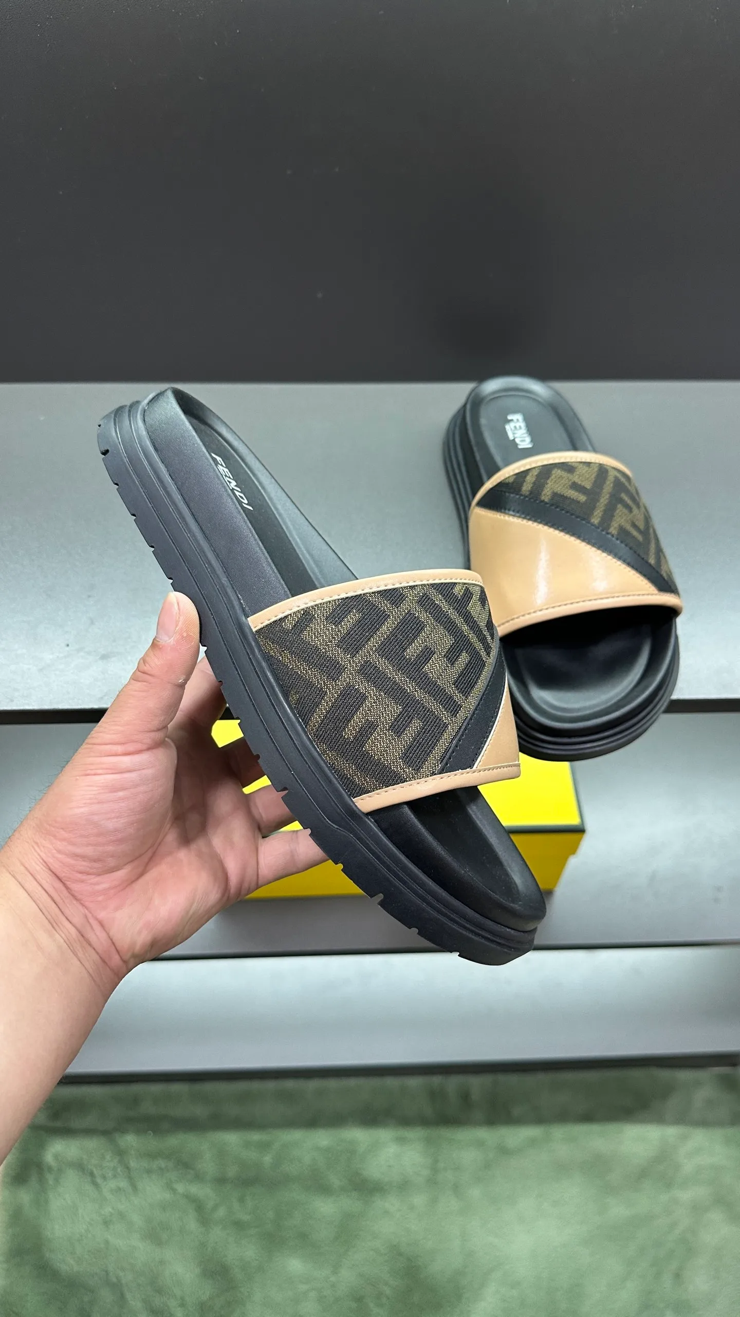 P300 [Fendi Slippers] High-end men's shoes brand, official website 1:1 latest masterpiece: original mold customization, fabrics made of imported original materials, upgraded outsole, lighter and non-slip. The market's top quality, simple yet tasteful, a must-have for fashionistas, fashionable at your feet, full of confidence, the same style at the counter 👍The season of summer slippers is here. Code: 38-45, 46 order